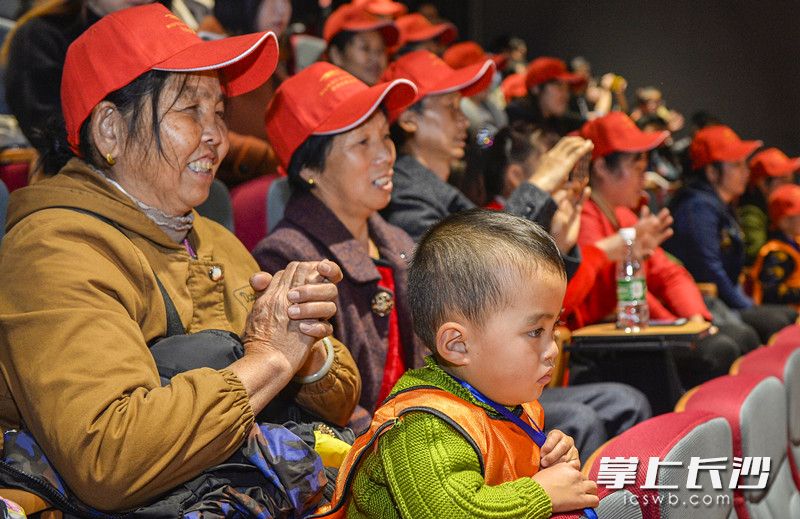 今日上午，一百名来自怀化市会同县雪峰村的大山孩子受到湖南省博物馆馆长的邀请，走进新湘博，和国宝文物亲密接触。长沙晚报记者 邹麟 摄