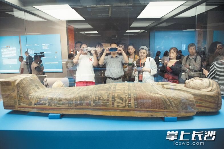 昨日，“法老·诸神·木乃伊——古埃及文物特展”在湖南省博物馆一楼特展一厅开展。此次特展分为“尼罗之歌”“多元信仰”“不朽传奇”三个单元，共展出230余件来自古埃及的文物。均为长沙晚报记者 黄启晴 摄