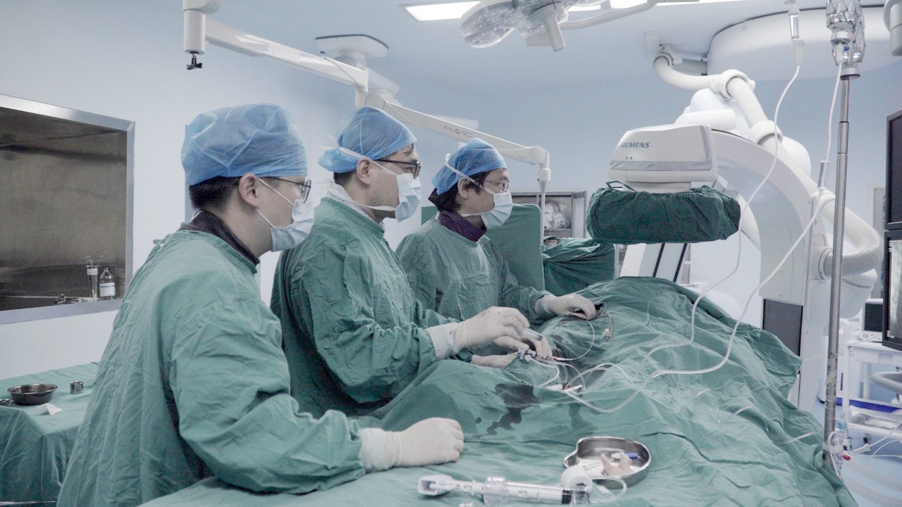 省人民医院心内科介入团队正在为患者进行手术。均为长沙晚报通讯员  张维夏 陈飞 胡遵 供图
