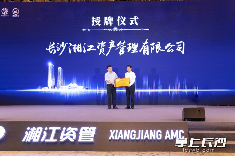 省政府副秘书长张志军（左）为公司授牌。