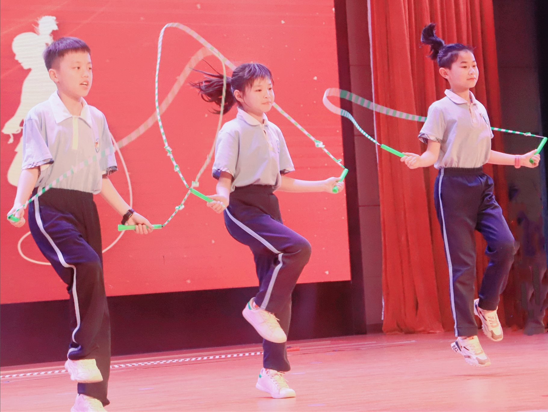 会上，仰天湖桂花坪小学学生进行跳绳展示。均为彭卉供图
