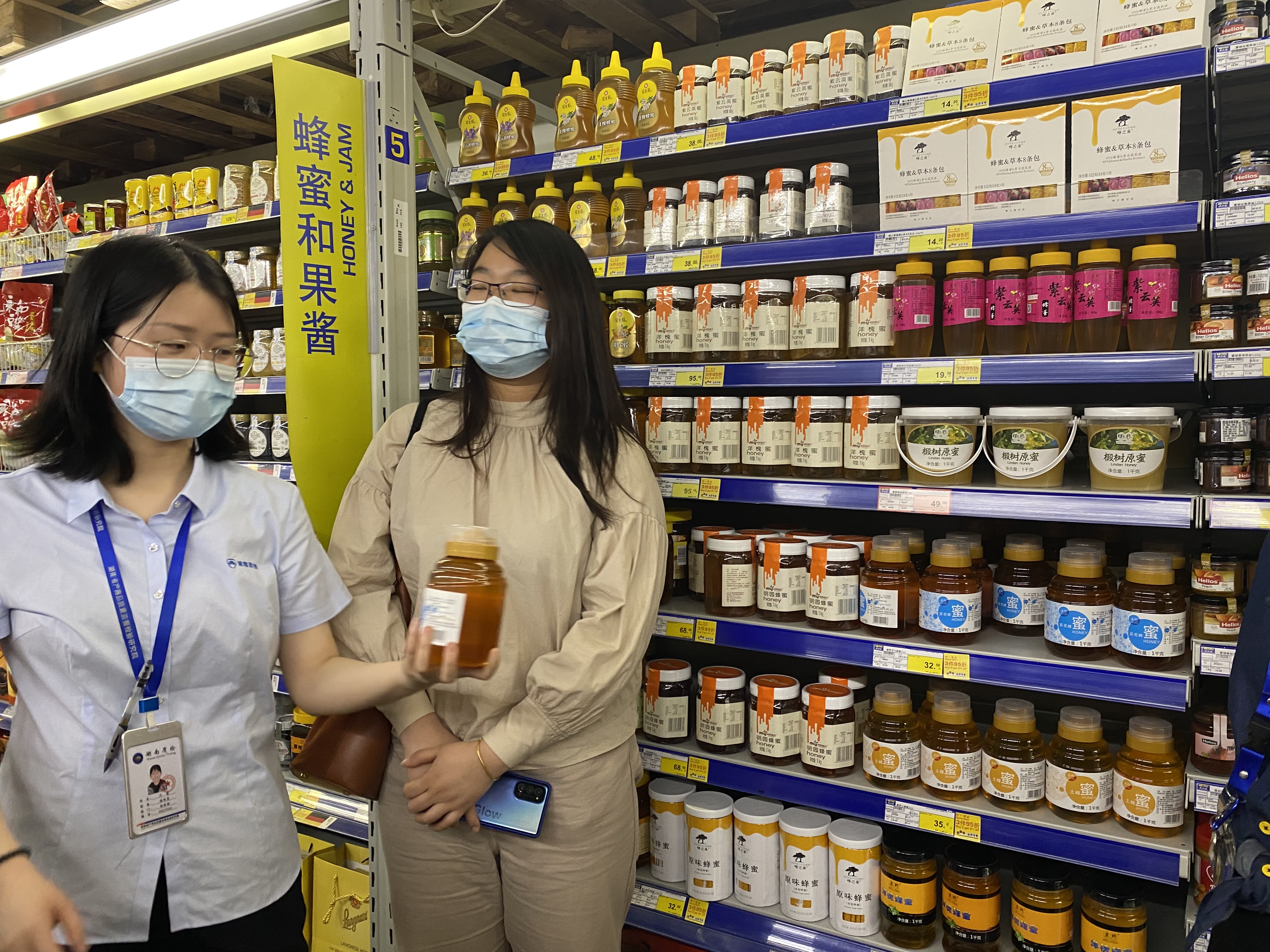 在消费者见证下，抽检人员随机抽取一批次蜂蜜样品。长沙晚报全媒体记者 周辉霞摄