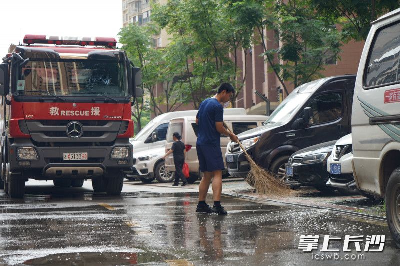 消防指战员使用消防水带，对路面进行清扫。均为长沙晚报通讯员 嵇田利 供图