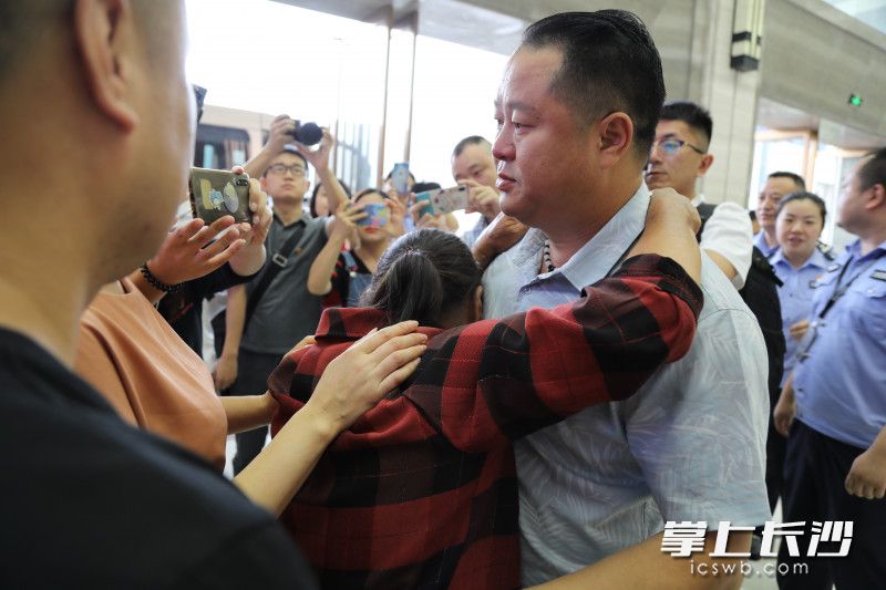 吉首市公安局民警帮助市民李爱良与失散40年的母亲陈珍妹团圆。