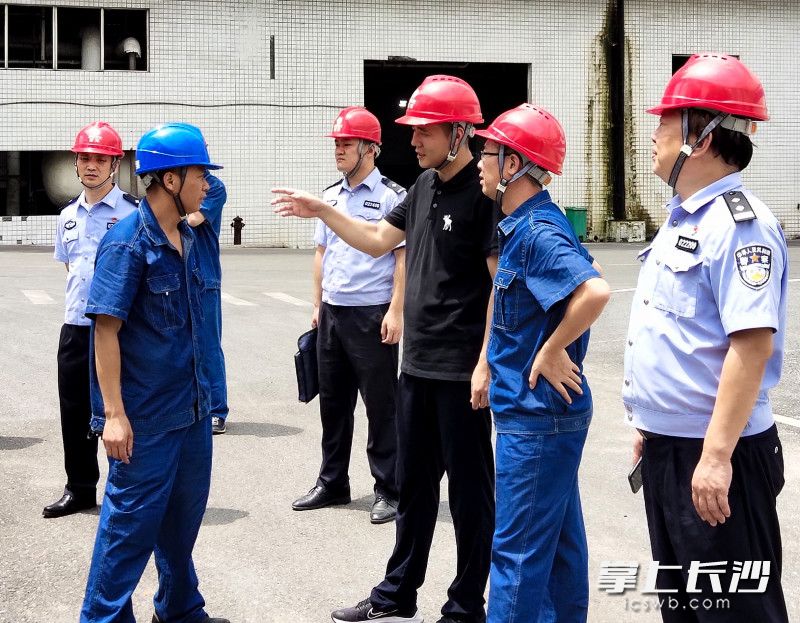 衡阳市公安局“项目警官”深入辖区易制毒化工企业开展安全检查。