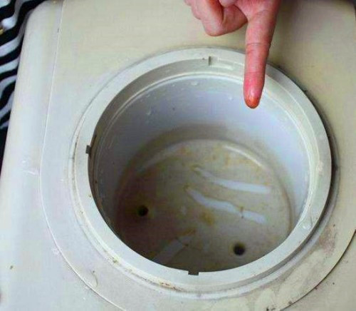 桶装水机周边容易积灰、内部也极容易滋生细菌。
