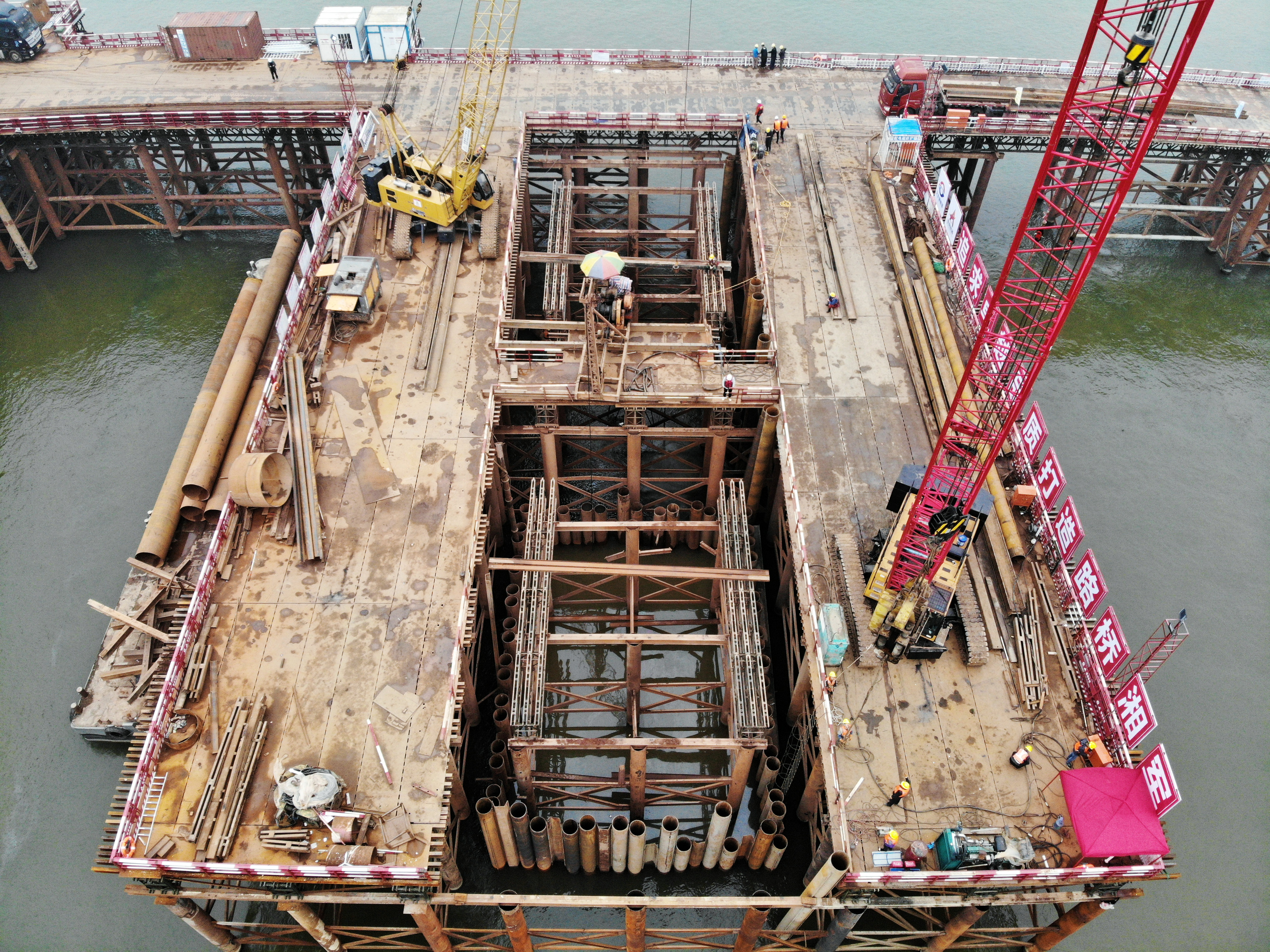 钢围堰施工将为下步桥梁承台施工奠定坚实基础。