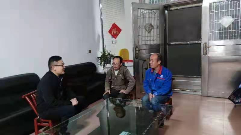 就业指导员周博在湖南众致晟新能源科技有限公司回访易欣和易云。