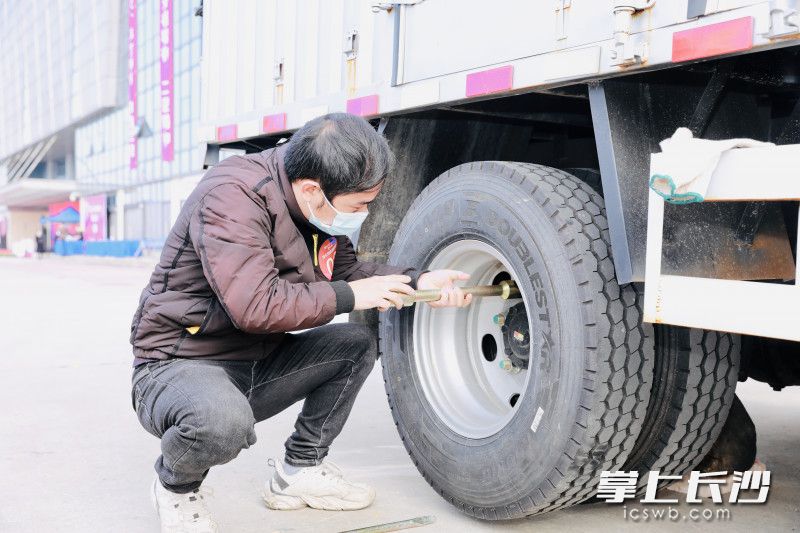 又快又好独立拆装轮胎，也是货车司机PK的技能。长沙晚报全媒体记者 李卓 摄 