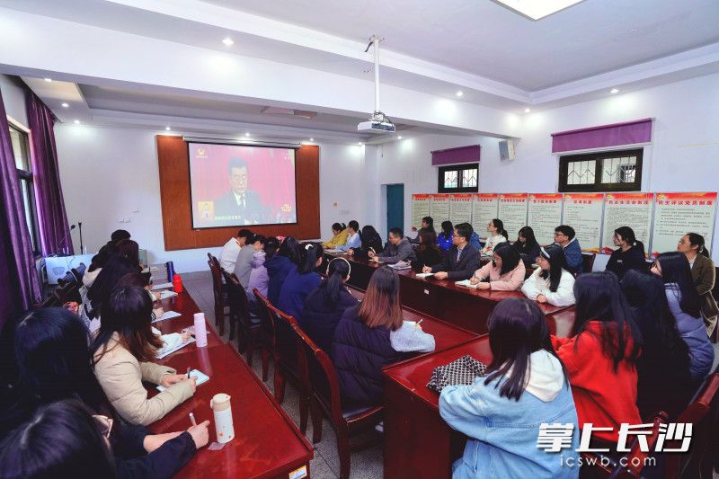 长沙学院外语学院师生集中收看湖南省第十二次党代会开幕大会