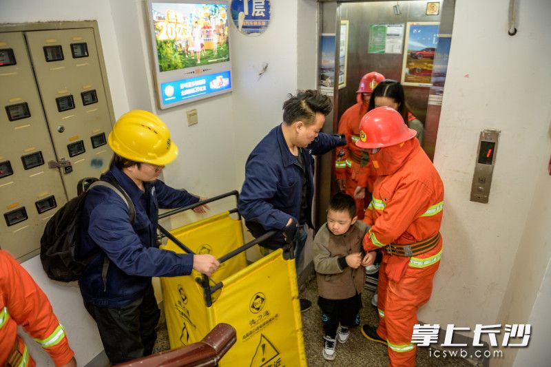 电梯突发事故应急救援模拟，“困在电梯”的居民被成功解救出来。