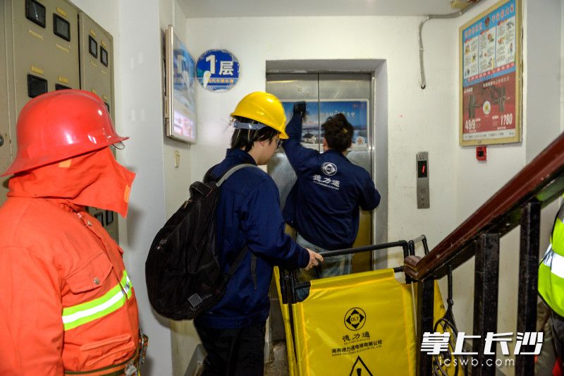 电梯突发事故应急救援现场，各组分工明确开展救援行动。