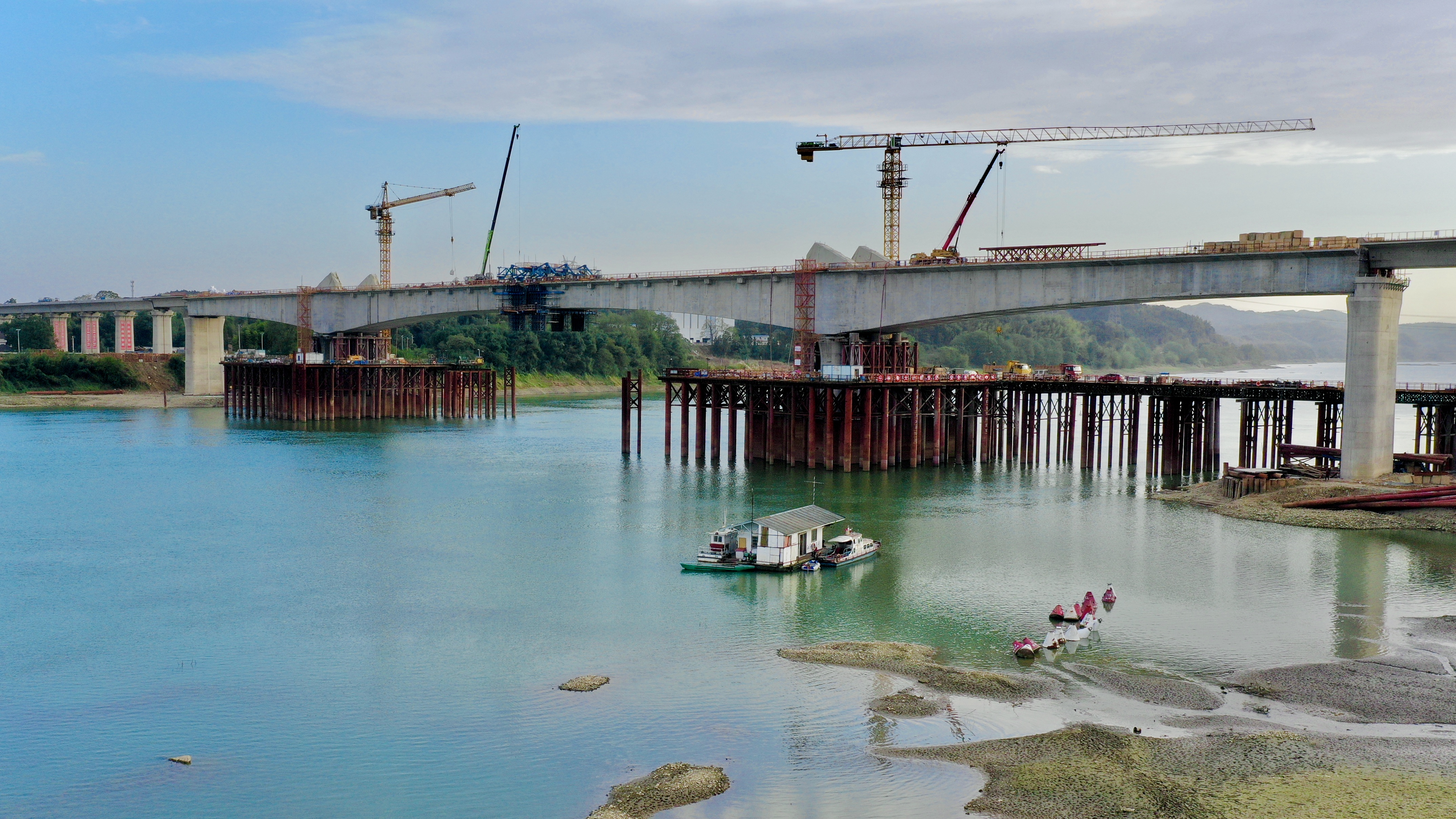 资水特大桥自2019年7月14日开工建设，历时两年多时间建成。