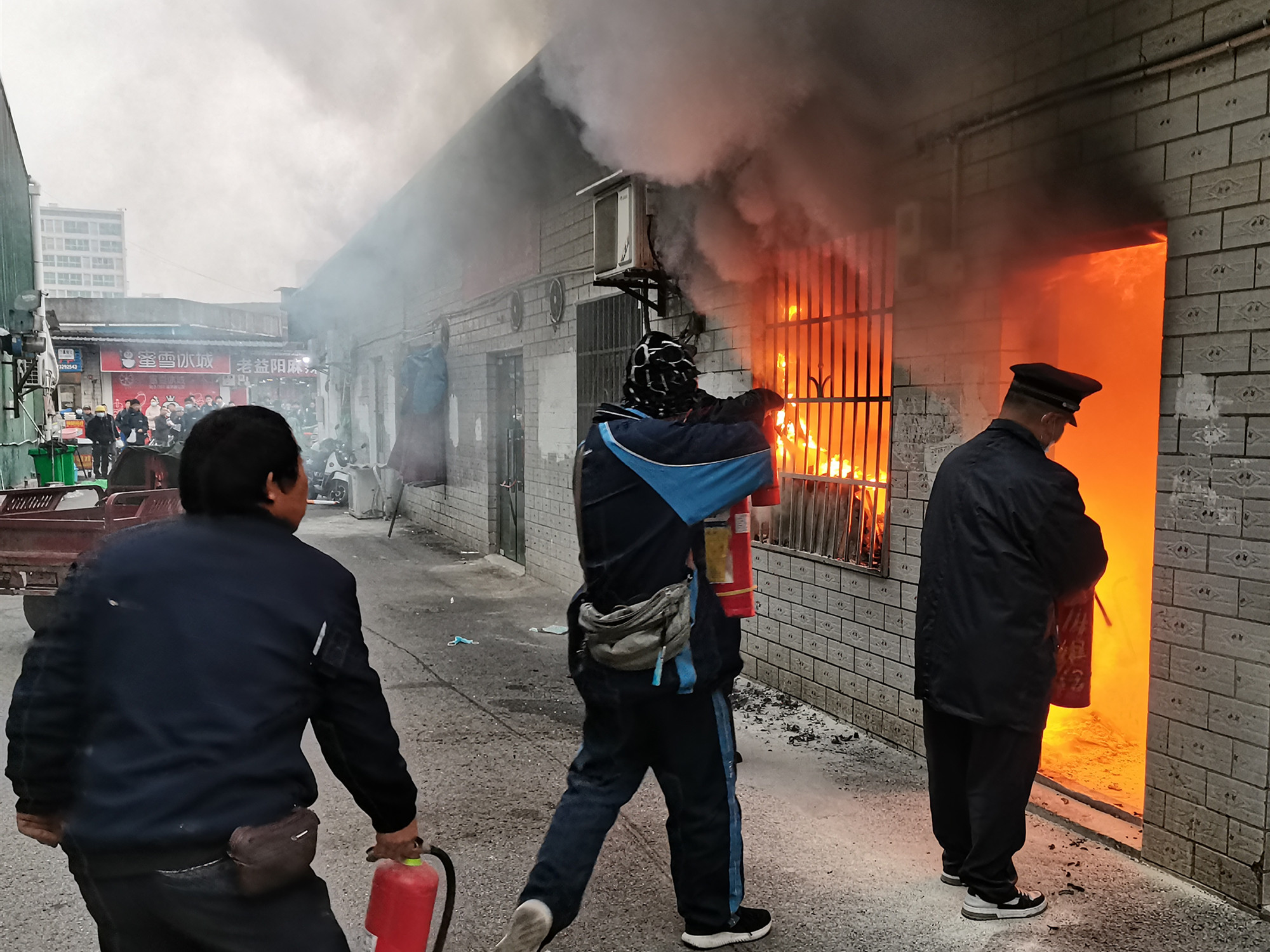市民拍摄的夏浩诚（中）参与救火的照片。均为长沙晚报通讯员 薛君 供图