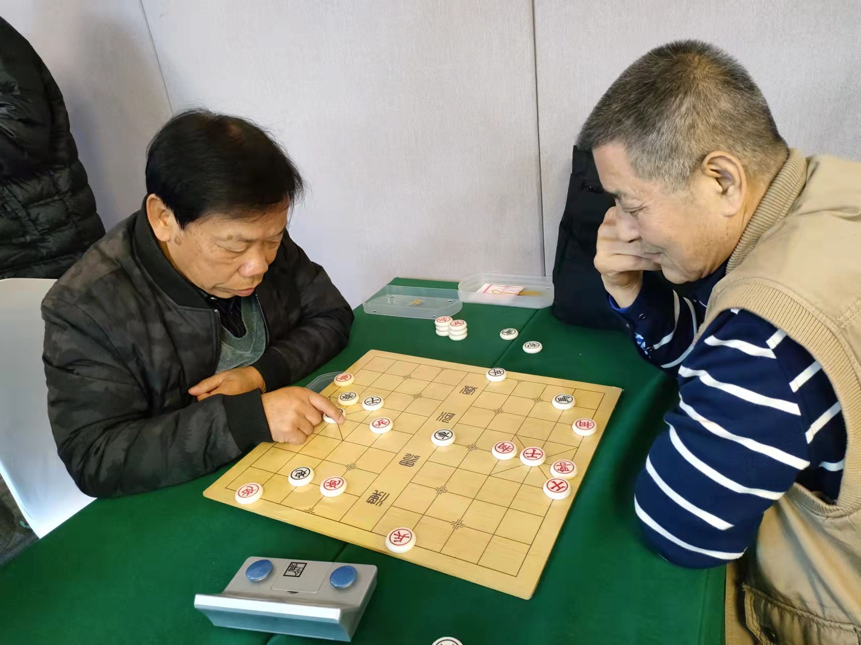 省棋协副主席、长沙市棋协主席陈少林（左）与对手切磋棋艺。