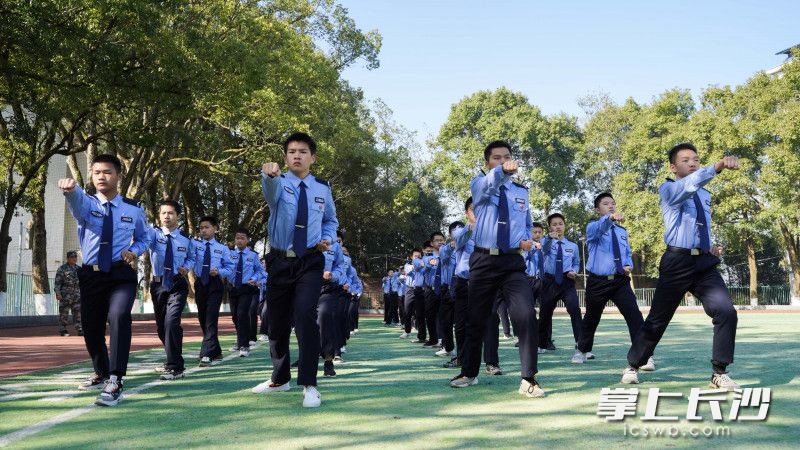 警校共建班359班全体同学正在进行警务训练。