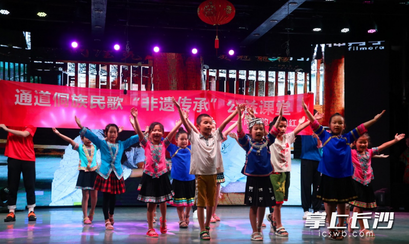 “侗人心弦”筑梦实践团为通道留守儿童们开设侗族民歌传承的公益课堂。均为学校供图