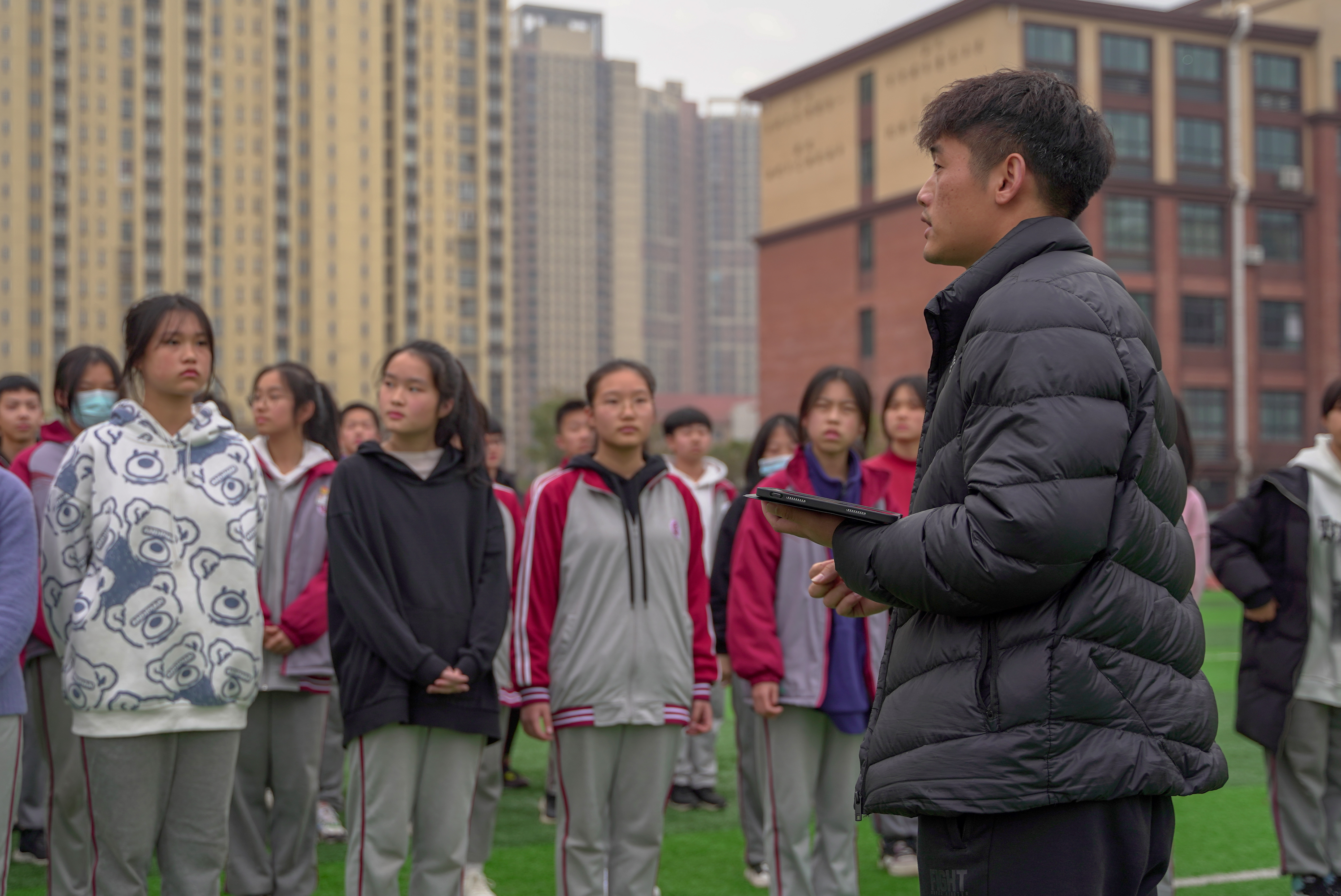 开福区第一中学体育老师黄鑫在课堂上向学生介绍“智慧操场”系统的应用。 