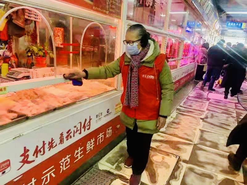 “中国好人”代表进市场参与卫生大扫除。 