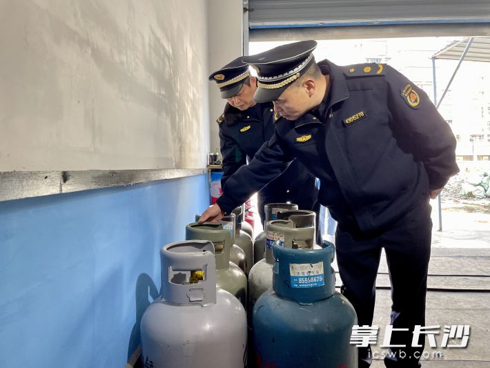 雨花区城管执法人员对一家液化气供应站内气瓶进行检查。全媒体记者 唐朝昭 摄