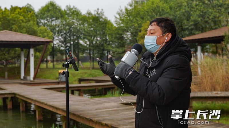 市民刘广端正在月湖公园里一展歌喉。均为长沙晚报全媒体记者 刘晓敏 摄