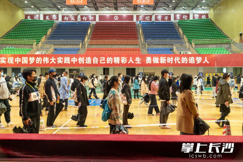 湖南工商大学师生、职工在体育馆内有序排队。长沙晚报全媒体记者 周数邑 摄