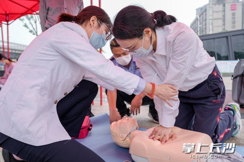 来自市急救中心的导师带上模型，手把手教市民如何进行心肺复苏。
