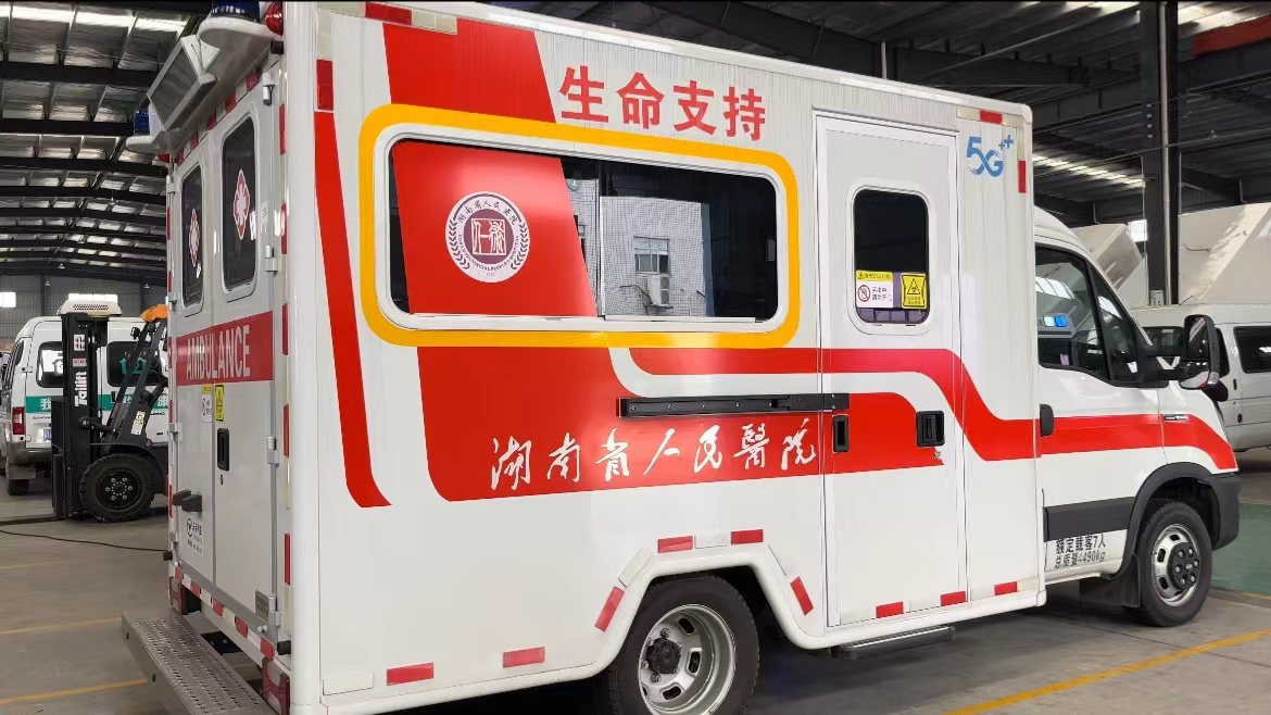 图为天宇汽车首创的全省第一台5G智慧型救护车。