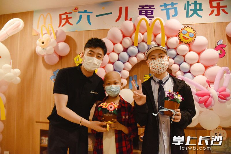 湖南麦当劳总经理王广一先生向患儿家庭送上温馨的节日问候，与患儿一起互动。
