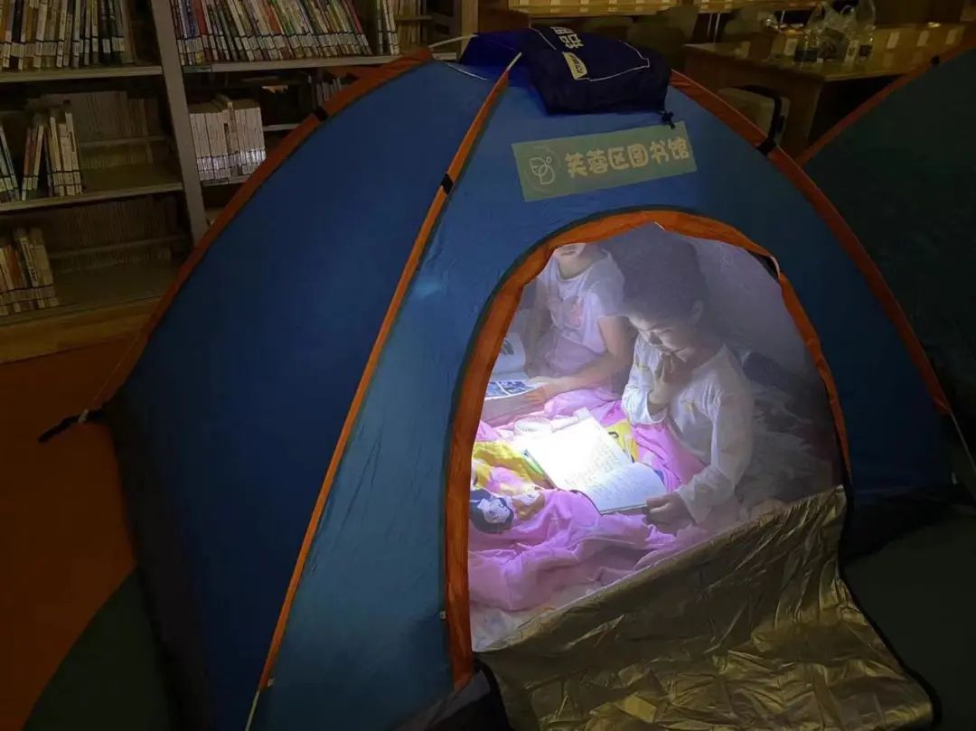 家人分享睡前阅读的快乐时光。芙蓉区图书馆 供图