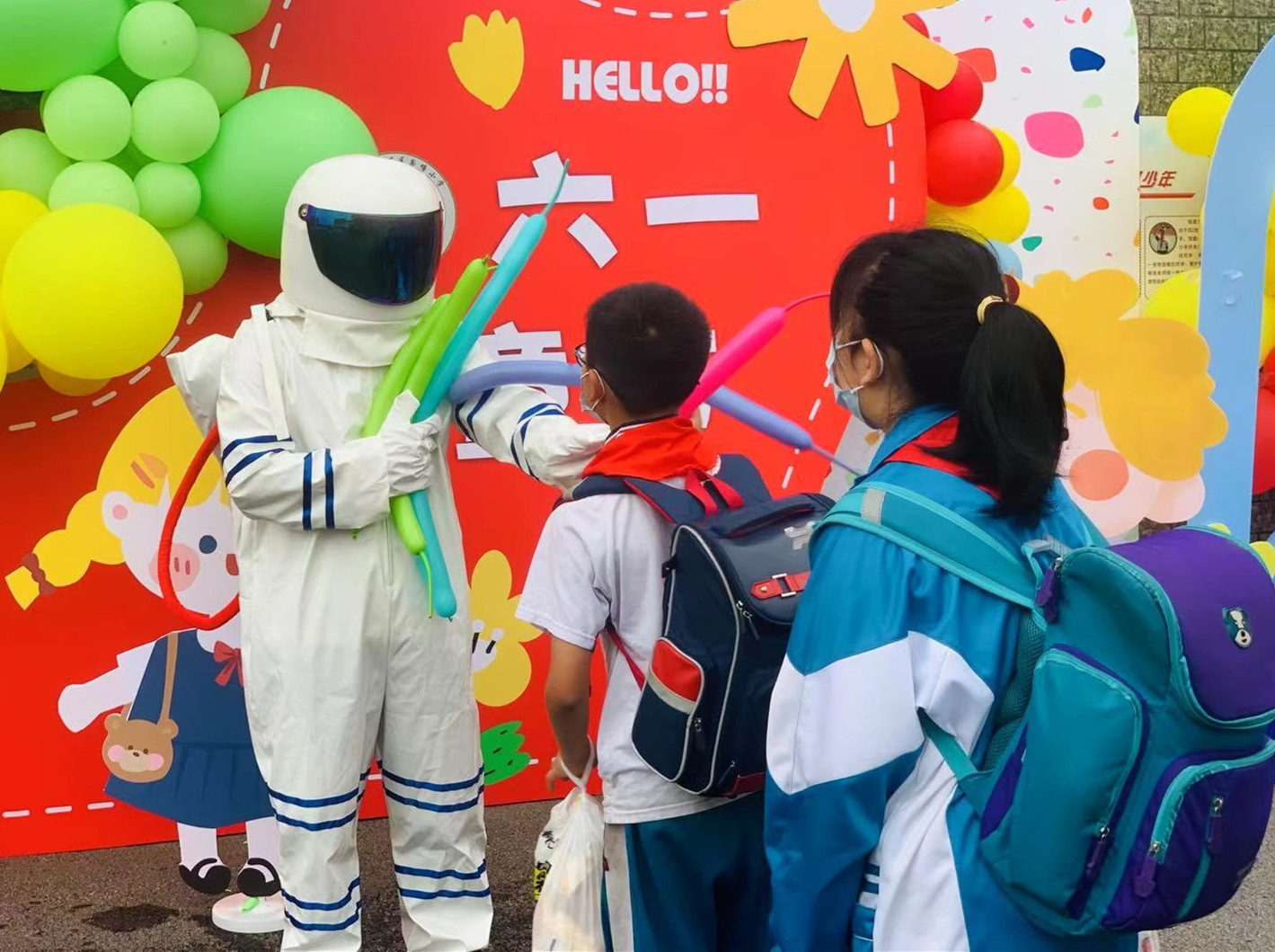 一位老师穿上“宇航服”，给同学们送上彩色气球。 均为长沙晚报通讯员 孙倩 供图