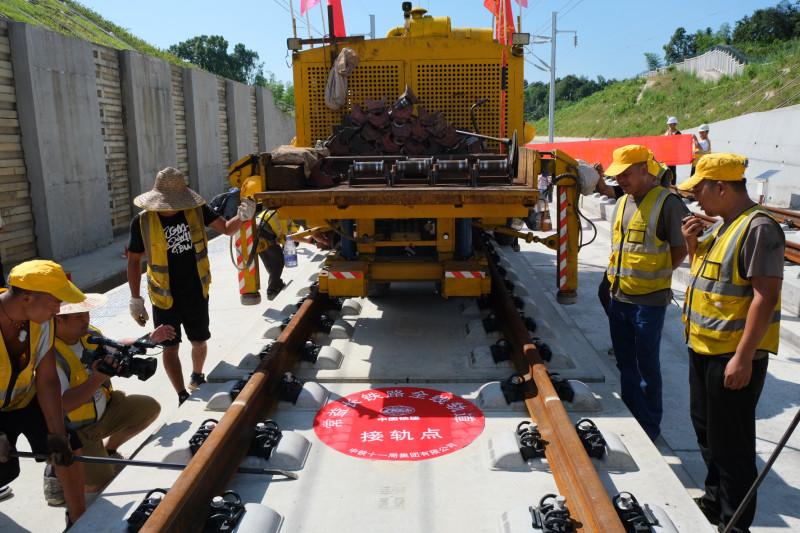 中铁十一局承担着403孔箱梁、242孔T梁架设，以及全线的轨道铺设任务。