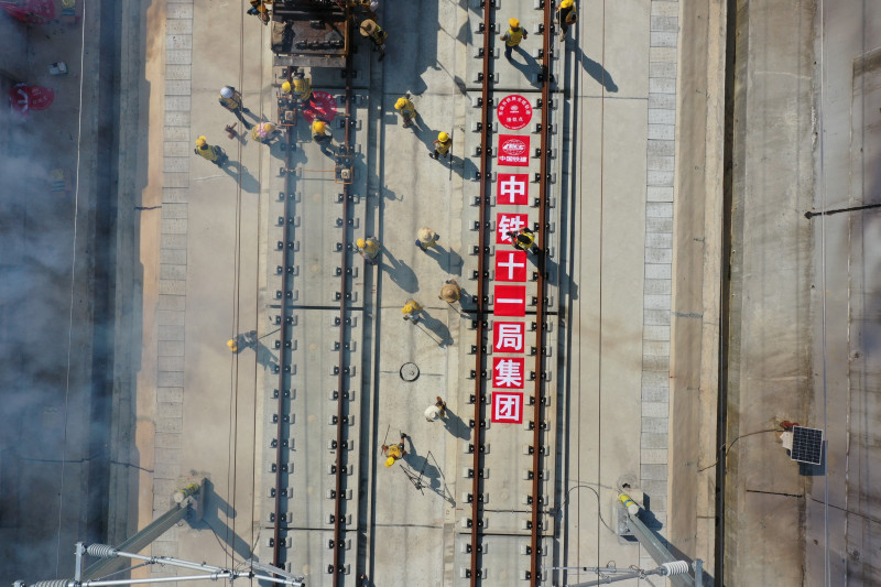 随着中铁十一局施工人员将最后一对500米长钢轨缓缓的铺设在线路左线的无砟轨道板上，标志着常益长高铁全线轨道贯通。