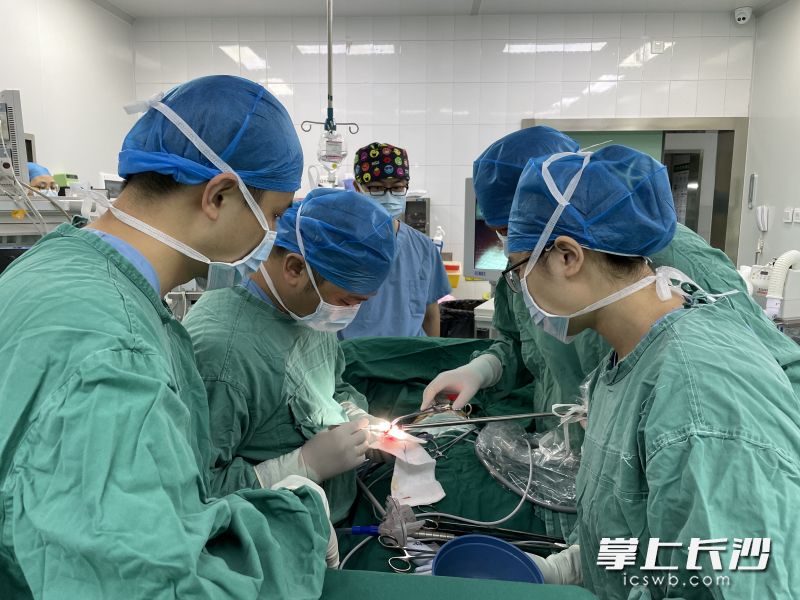 湖南省人民医院胸外二病区周亚夫主任团队为患儿完成手术。  均为长沙晚报通讯员吴靖供图