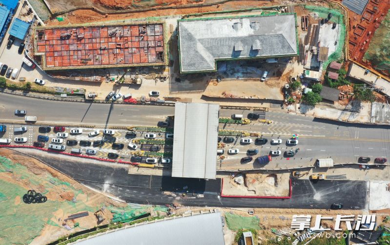 项目预计年底完成建设并投入使用，届时坪塘收费站将由2进3出车道拓宽至3进5出车道。