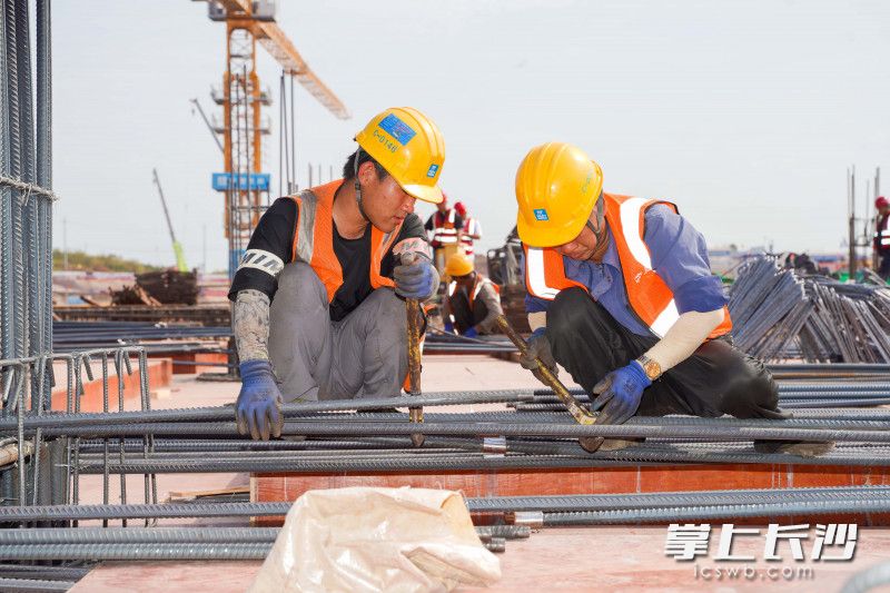 9月10日，长沙机场改扩建工程GTC项目约200名工人驻扎现场，坚守施工，项目东停车楼主体结构首块冲出正负零。均为长沙晚报全媒体记者 刘晓敏 摄