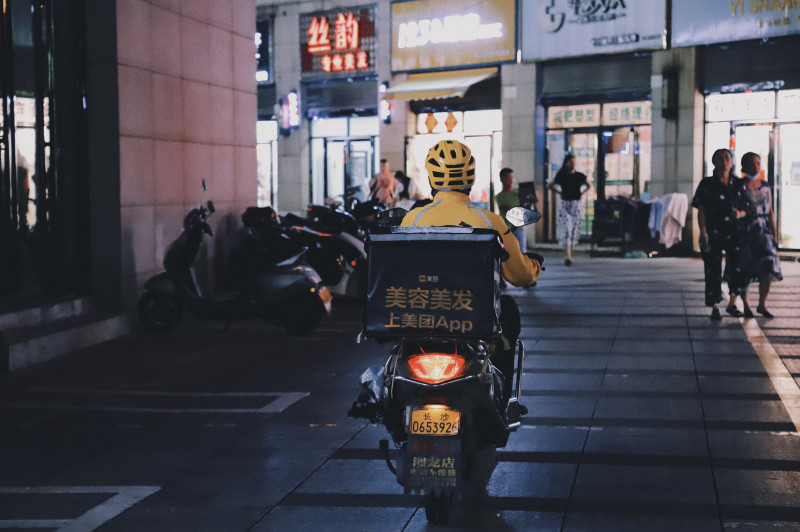 深夜的长沙街头，一名骑手接到订单后前去取货。欧阳明亮 摄