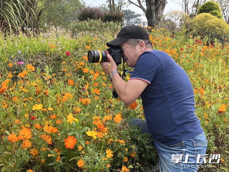 一位摄影记者正在清溪村创作。
