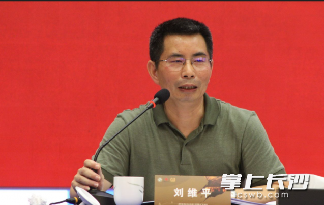 湖南省酒业协会名誉会长刘维平做湖南省酒业协会五届三次理事会工作报告。