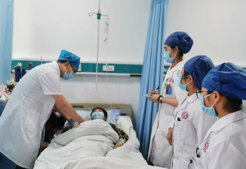 医护人员查看患者恢复情况。长沙晚报通讯员  唐媛媛 胡薇华 供图