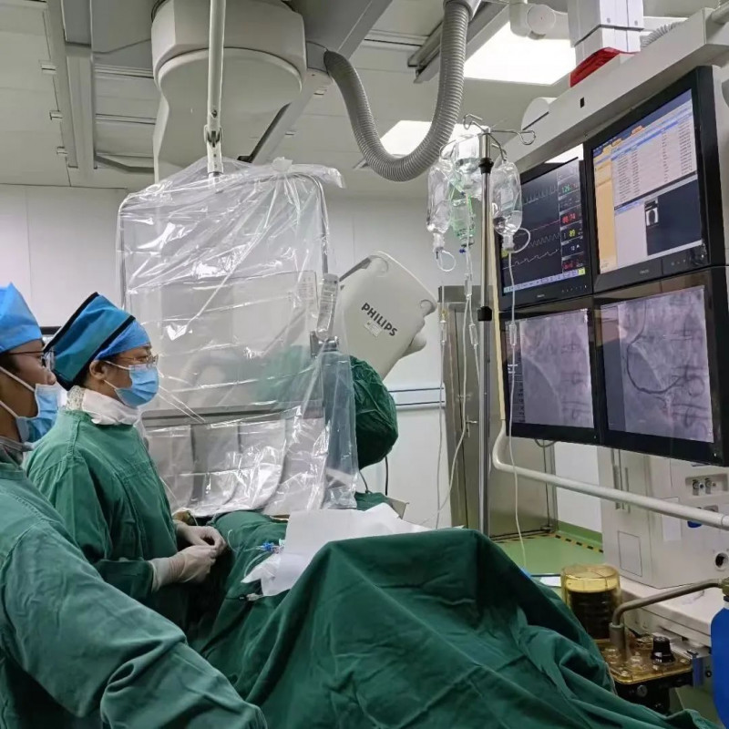 专家团队在为患者做冠脉造影检查。医院 供图