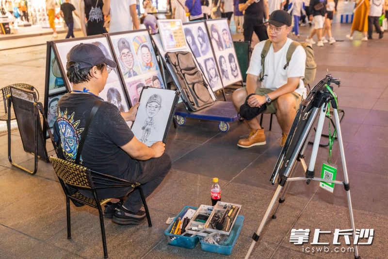 街艺星秀持证上岗的街头艺人正在给游客创作其肖像画。长沙晚报全媒体记者 董阳 摄