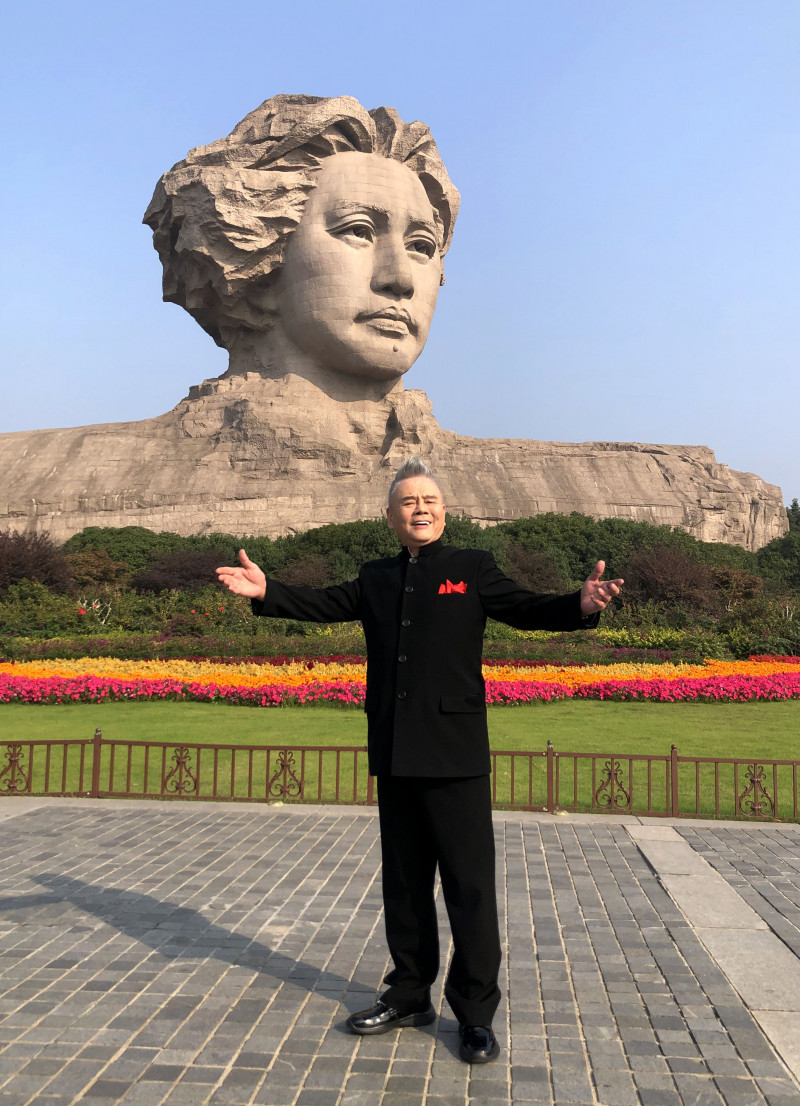 中国戏剧“梅花奖”获得者曹汝龙在毛泽东青年艺术雕塑前展示湘剧《沁园春·长沙》。长沙晚报全媒体记者 石祯专 摄