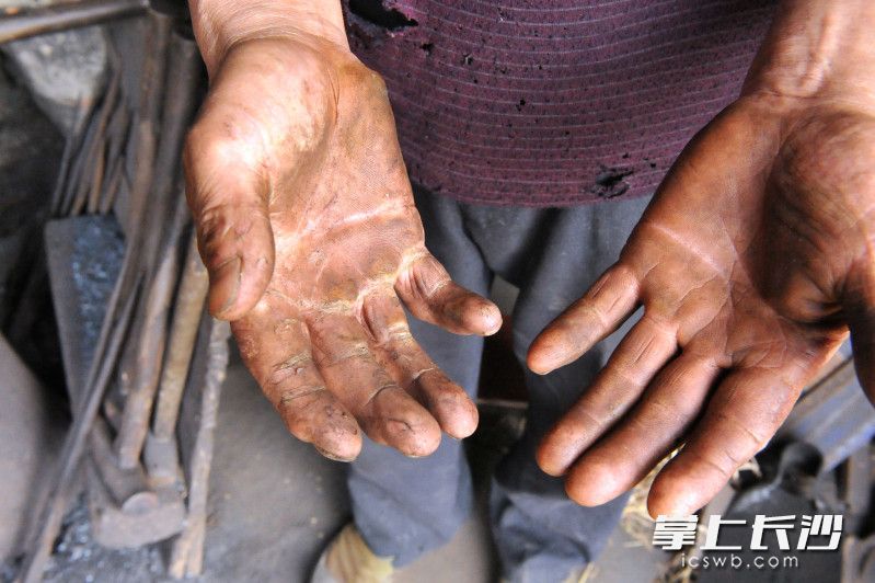 43年打铁，定铁匠的双手布满老茧。