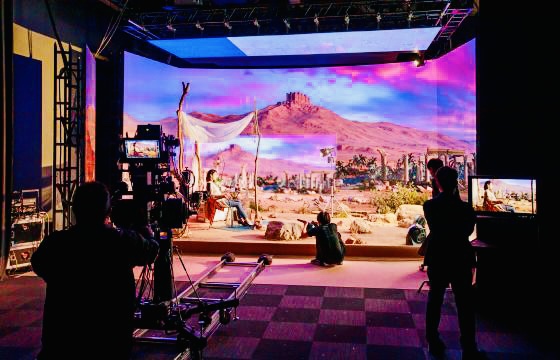 影视级XR虚拟影棚内，演员在虚拟的荒漠营地取景。