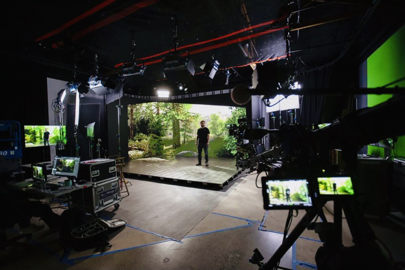 影棚里虚拟出的森林让人身临其境。