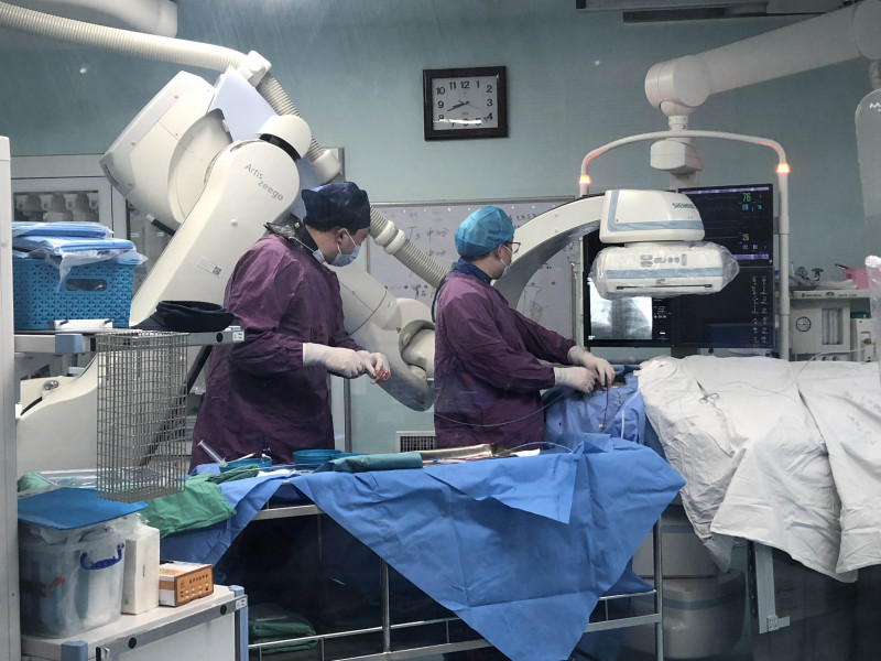 中南大学湘雅三医院胰岛移植MDT团队（多学科团队）手术专家正在为患者实施手术。均为医院供图