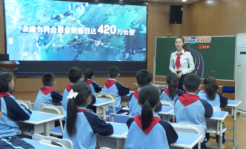 仰天湖桂花坪小学付佩老师在给同学们上微队课《与“你”同走幸福路》。