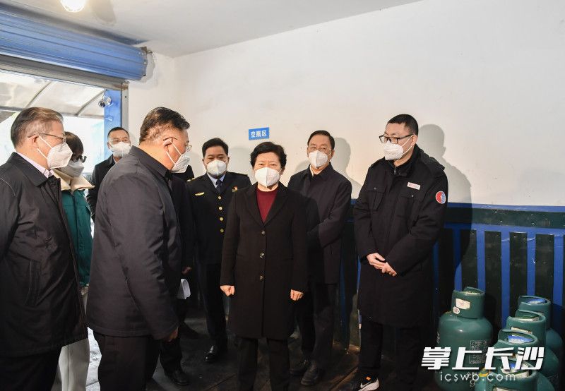 吴桂英来到中燃百江能源有限公司瓶装液化石油气供应站，慰问一线工作者并检查安全生产和保供工作。