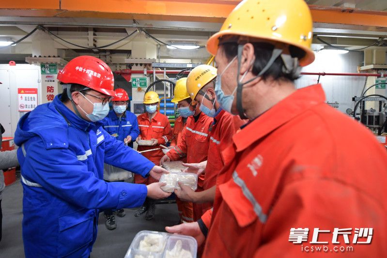 香喷喷的饺子被送到盾构机内值班的工人们手中。